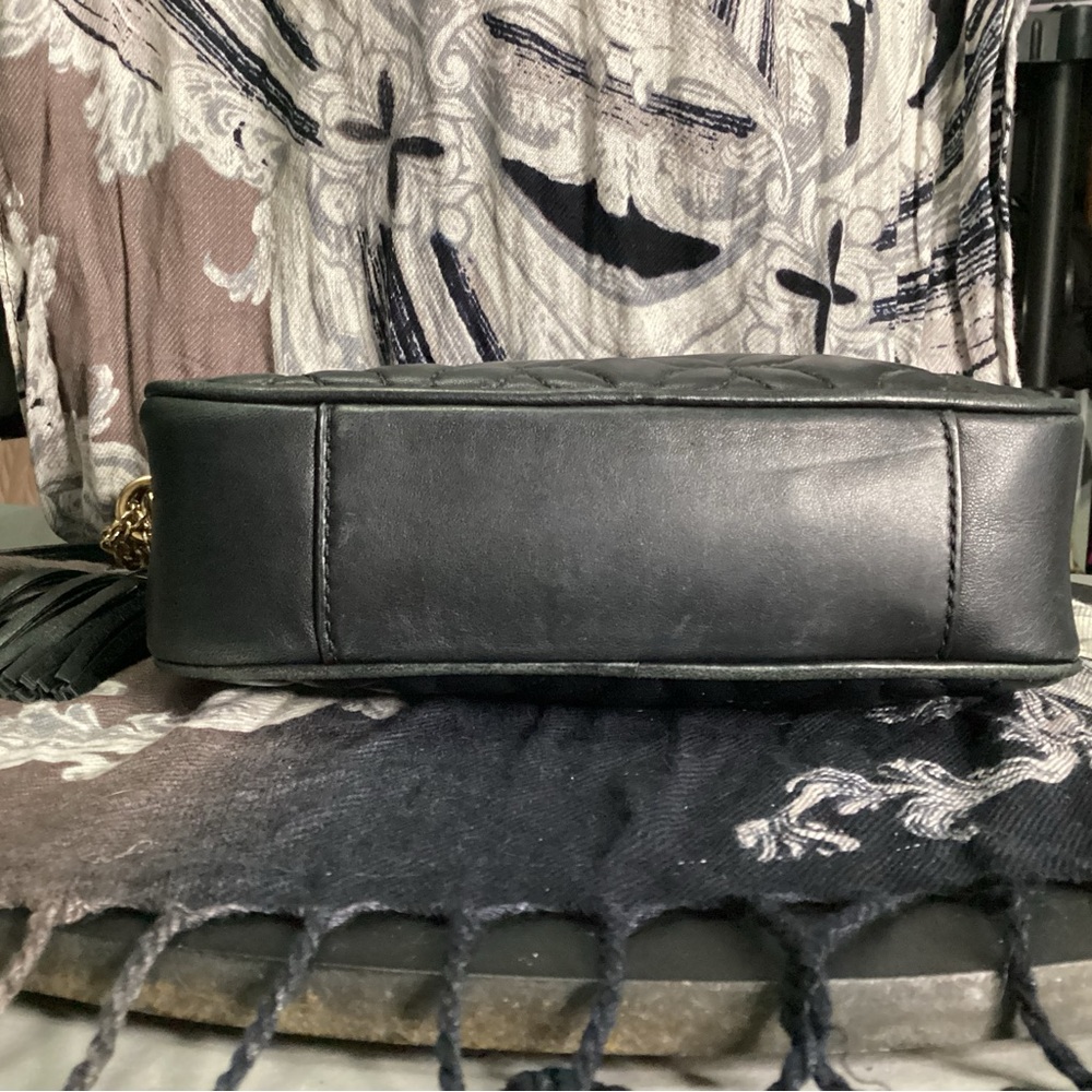 Michael Kors black quilted leather crossbody with chain strap and gold hardware - Picture 4 of 12